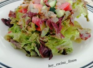 Una foto de Ensalada de lechuga hoja de roble y berberechos