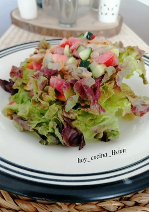 Una foto de Ensalada de lechuga hoja de roble y berberechos