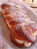 Trenza de brioche hojaldrado rellena de manzana caramelizada con almendras y nata