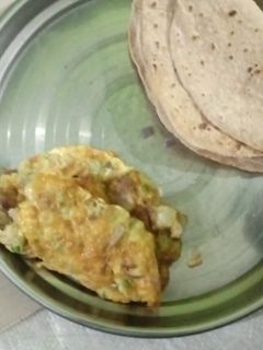 चपाती ऑमलेट (chapati omelette recipe in Hindi) रेसिपी मुख्य फोटो