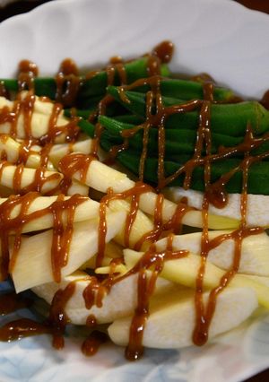 【好侍咖哩】夏日咖哩涼拌秋葵 茭白筍 的食譜成品照片