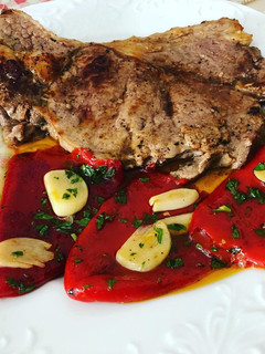 Foto principal de Bistec de ternera a la plancha con guarnición de pimiento del piquillo confitados