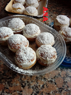 Una foto de Cupcakes de nata rellenos de crema de limón