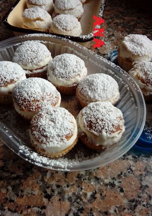 Una foto de Cupcakes de nata rellenos de crema de limón