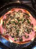 Pizza con champiñones, verdeo y lomo de cerdo cocido