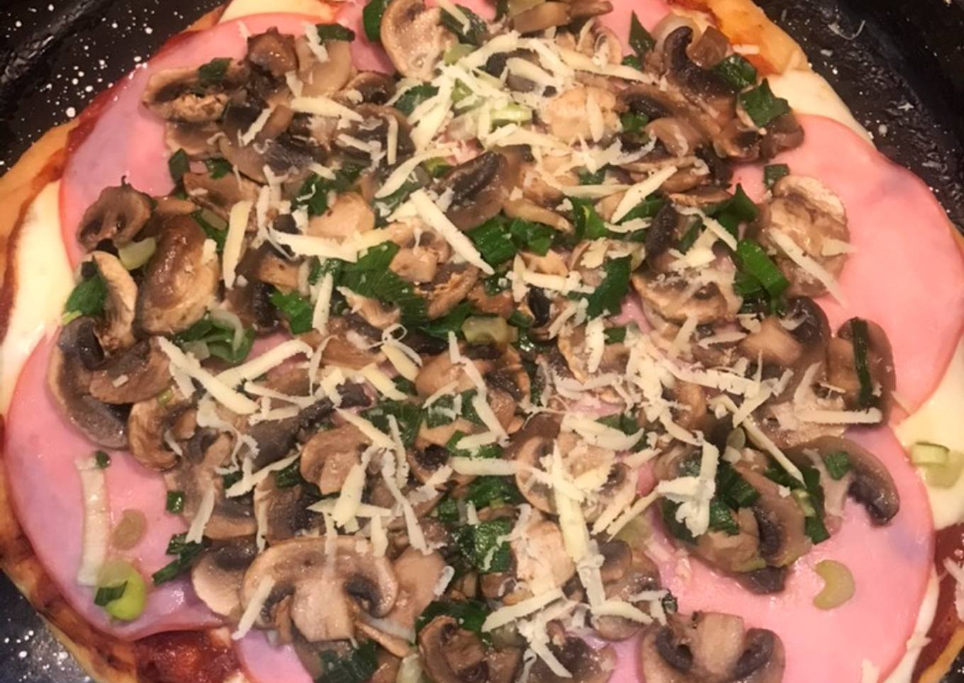 Pizza con champiñones, verdeo y lomo de cerdo cocido