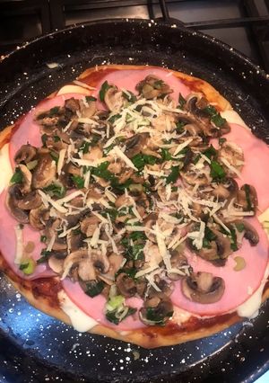 Una foto de Pizza con champiñones, verdeo y lomo de cerdo cocido
