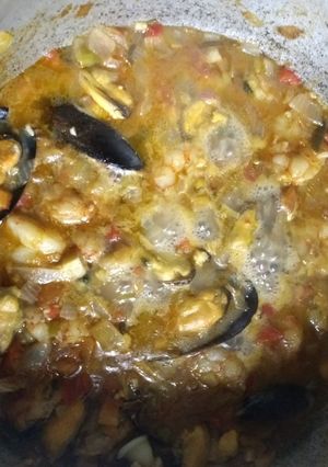 Una foto de Cazuela de mariscos a mi manera