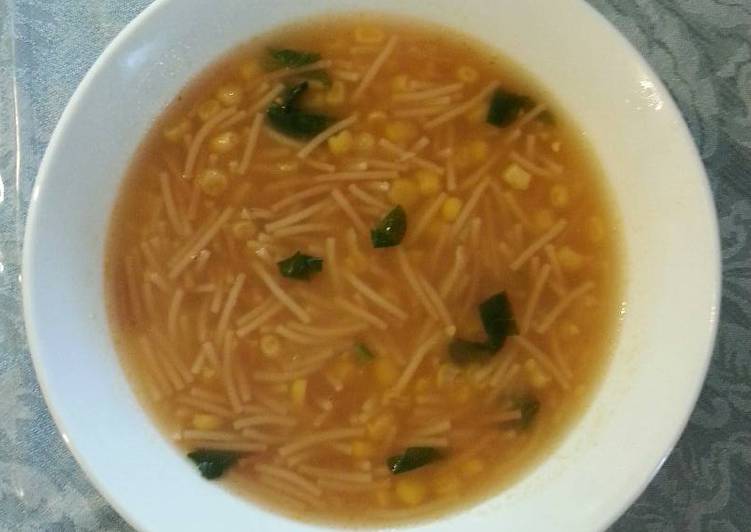 Sopa de fideo con elote y espinacas