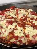 Pizza de coliflor con pepperoni y salmón