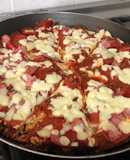 Pizza de coliflor con pepperoni y salmón