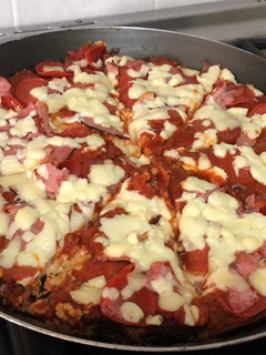 Una foto de Pizza de coliflor con pepperoni y salmón