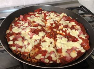 Una foto de Pizza de coliflor con pepperoni y salmón