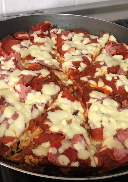 Una foto de Pizza de coliflor con pepperoni y salmón