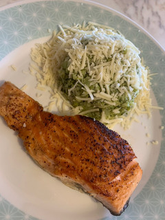 Una foto de Salmón con puré de brócoli 🥦