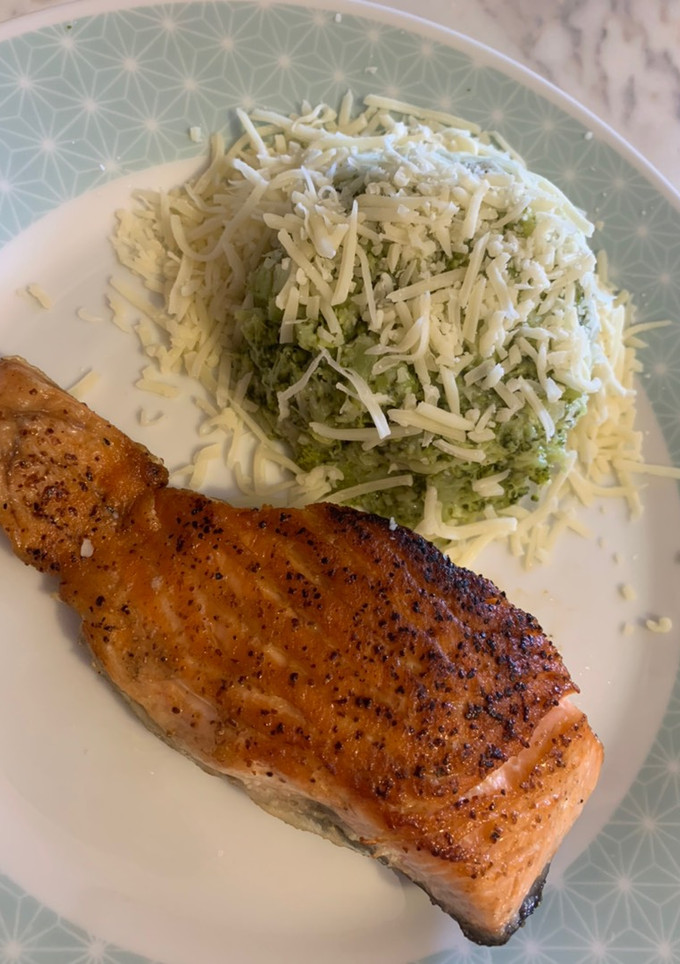 Una foto de Salmón con puré de brócoli 🥦