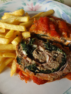 Foto principal de Rollo de carne relleno con salsa casera de tomate