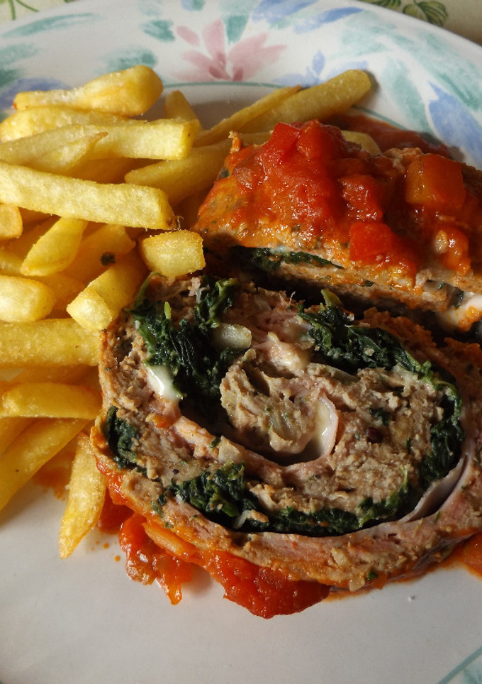 Una foto de Rollo de carne relleno con salsa casera de tomate