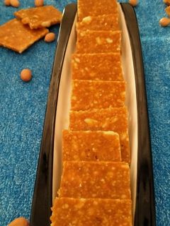 સીંગદાણાની ચીકી(Peanuts chikki recipe in Gujarati) રેસીપી મુખ્ય ફોટો