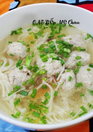 Hình của món Canh thịt viên nấu nấm kim châm.