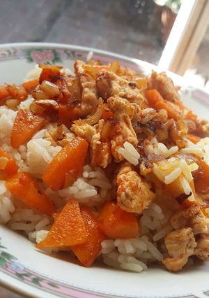 Una foto de Arroz con salteado de verduras y pollo🍚🥕