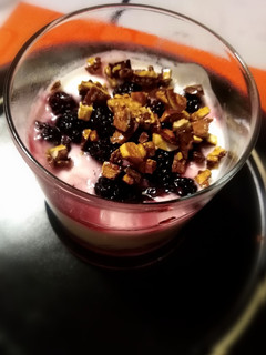 Una foto de Copa de yogur con moras silvestres