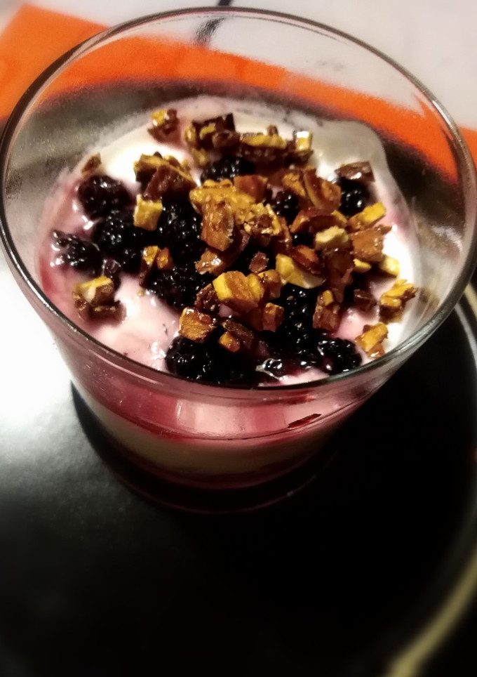 Una foto de Copa de yogur con moras silvestres