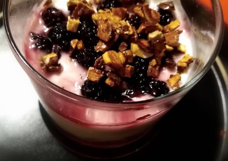 Copa de yogur con moras silvestres
