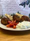 Hackbällchen mit Pitabrot und Tzatziki