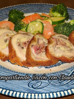 Una foto de Pollo relleno empanizado🌺 (en piezas)
