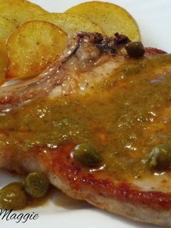Una foto de Chuleta de cerdo con salsa de alcaparras