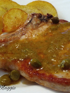 Una foto de Chuleta de cerdo con salsa de alcaparras