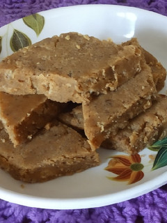 સુખડી (Sukhdi Recipe In Gujarati) રેસીપી મુખ્ય ફોટો