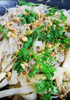 Hình của món Mì quảng trộn chay.