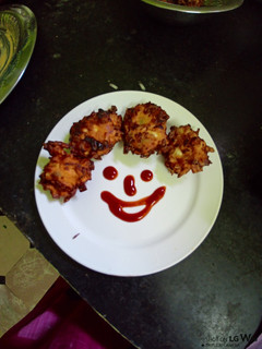 முட்டை கோஸ் வடை (Muttaikosh vadai recipe in tamil) செய்முறை முக்கிய புகைப்படம்