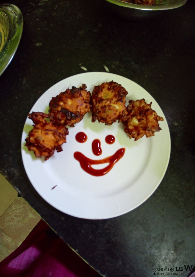 முட்டை கோஸ் வடை (Muttaikosh vadai recipe in tamil) செய்முறை முக்கிய புகைப்படம்