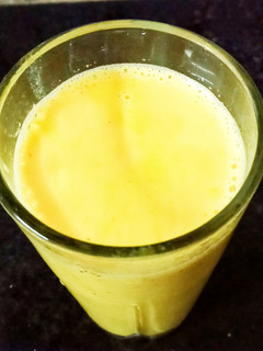 इम्यूनिटी बूस्टर हल्दी वाला दूध (Immunity booster haldi wala doodh recipe in hindi) रेसिपी मुख्य फोटो
