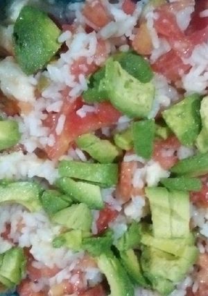 Una foto de Ensalada fresquita de arroz, tomate, palta, y muzzarella