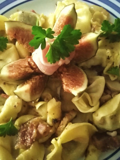 Foto di Tortellini con champignon, prosciutto crudo e fichi borgiotti