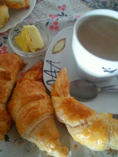 Una foto de Croissant caseros rellenos de queso