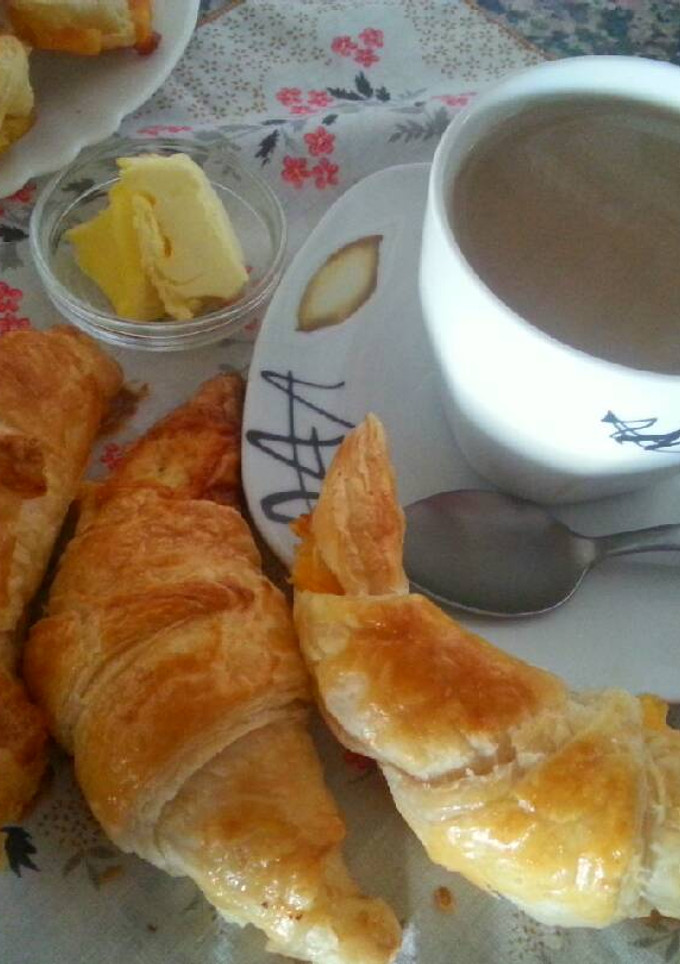 Una foto de Croissant caseros rellenos de queso