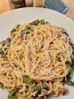 Una foto de Spaghetti carbonara con espárrago verde