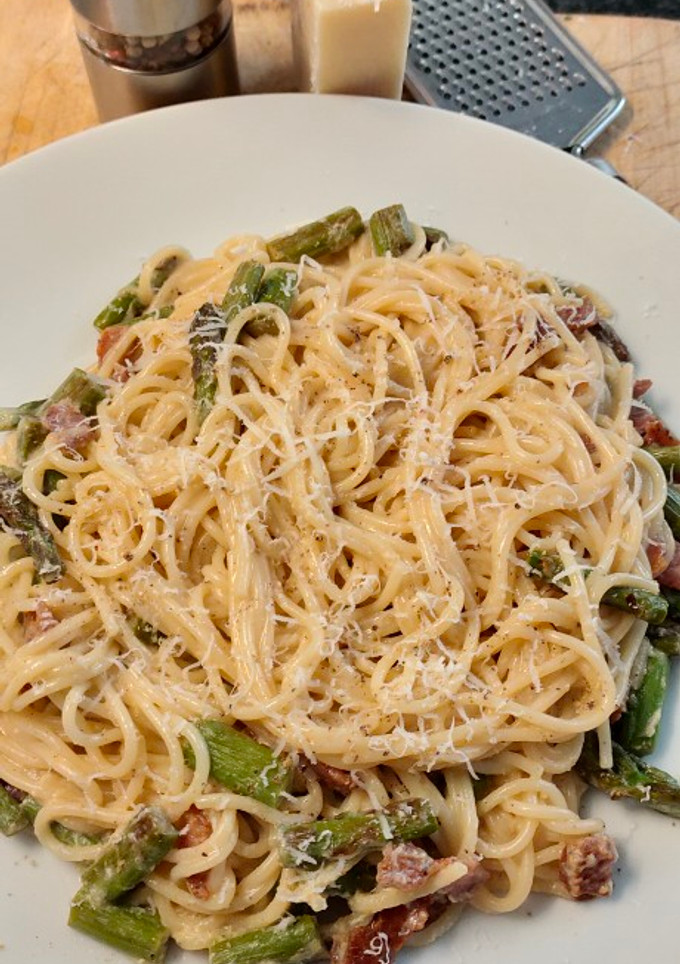 Una foto de Spaghetti carbonara con espárrago verde