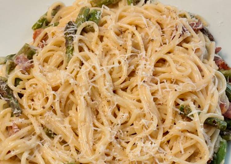 Spaghetti carbonara con espárrago verde