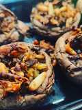 Funghi cremini ripieni con erbe e frutta secca