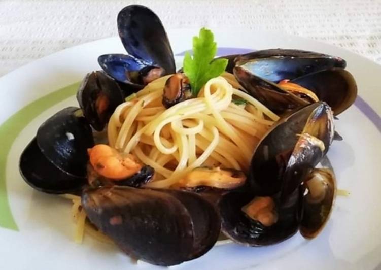 Steps to Make Speedy Linguine con Cozze e Pomodori Freschi