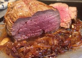 Rôti de bœuf de bonne maman à l'oignon caramélisés