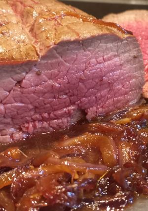 Une photo de Rôti de bœuf de bonne maman à l'oignon caramélisés