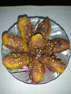 ભાત ના ક્રિસ્પી મુઠીયા (Bhat Crispy Muthia Recipe In Gujarati) રેસીપી મુખ્ય ફોટો