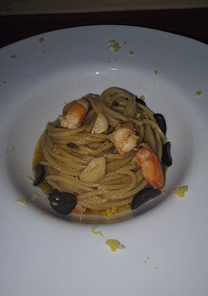 Una foto de Espaguetis con langostinos y anchoas